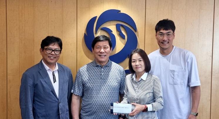 KBO 허구연 총재, '월드컵 진출' 女대표팀 격려…야구공과 금일봉 전달