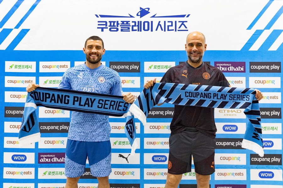 ▲ 펩 과르디올라 감독과 마테오 코바치치(왼쪽)_쿠팡플레이 제공