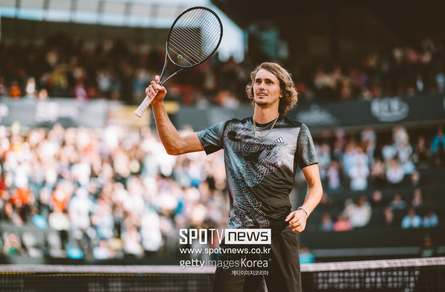 ▲ 2023 ATP 투어 함부르크오픈 결승에 진출한 뒤 관중들의 갈채에 답례하는 알렉산더 츠베레프