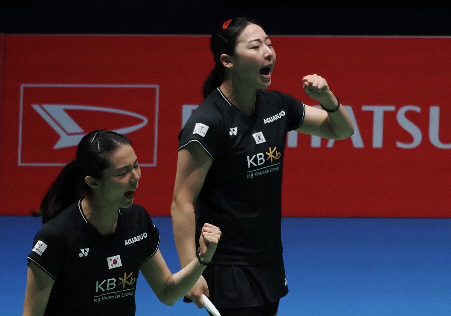 ▲ 김소영(왼쪽)과 공희용이 2023 BWF 일본오픈 여자 복식 결승전에서 득점을 올린 뒤 주먹을 불끈 쥐고 있다. ⓒ연합뉴스/AFP