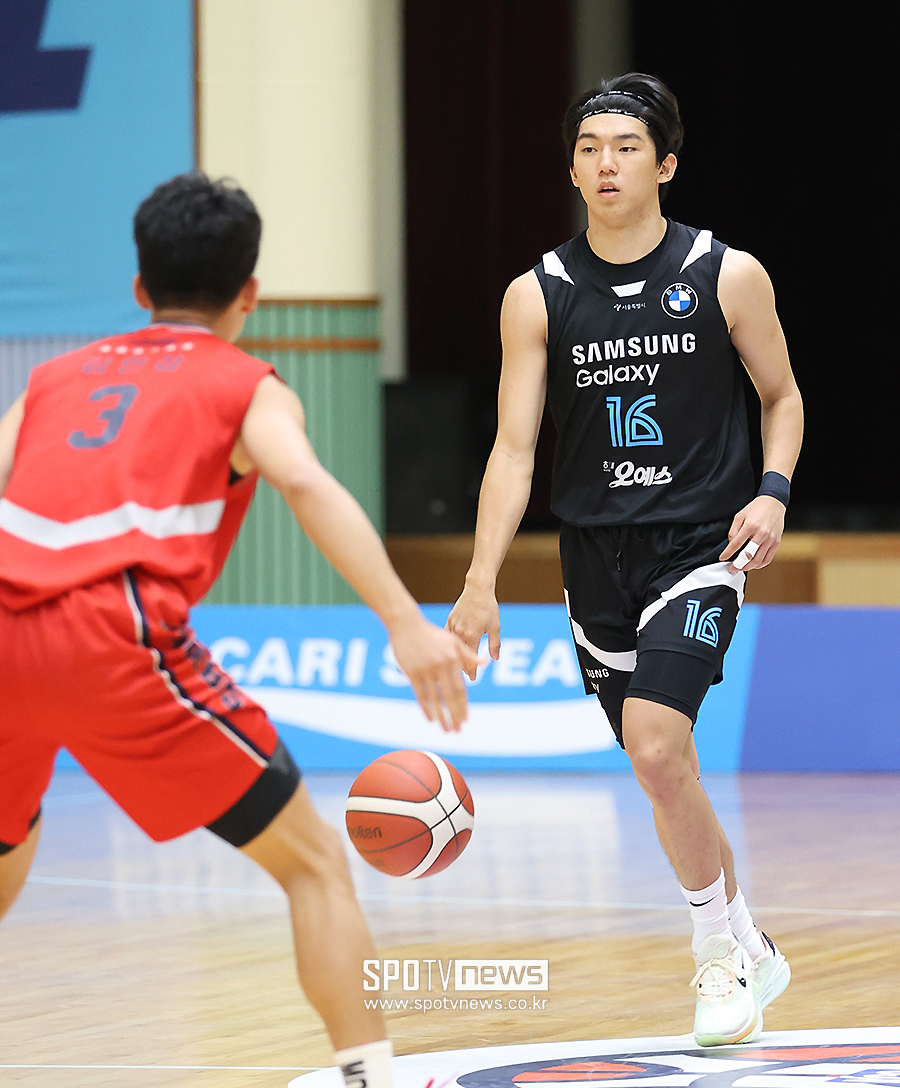 ▲ 강민성(오른쪽)이 활약한 서울 삼성 U-18팀이 KBL 유소년농구대회 무패 우승을 달성했다. ⓒ 양구, 곽혜미 기자