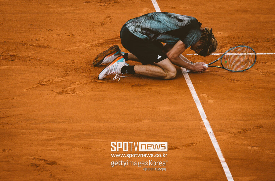▲ 2023 ATP 투어 함부르크오픈 우승을 확정한 뒤 코트에 쓰러져 감격하는 알렉산더 츠베레프
