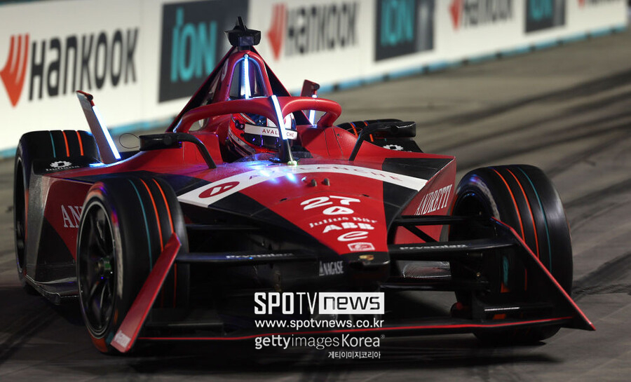 ▲ 제이크 데니스가 2022~2023 시즌 포뮬러E 런던 E-prix 본선 레이스에서 경기를 펼치고 있다.
