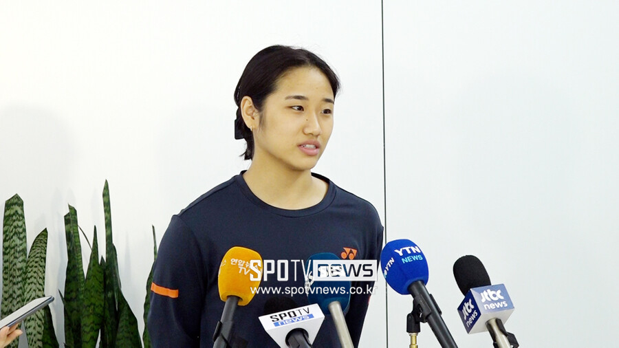 ▲ 2023 BWF 일본오픈을 마친 뒤 김포국제공항에서 인터뷰하는 안세영 ⓒ이강유 영상 기자