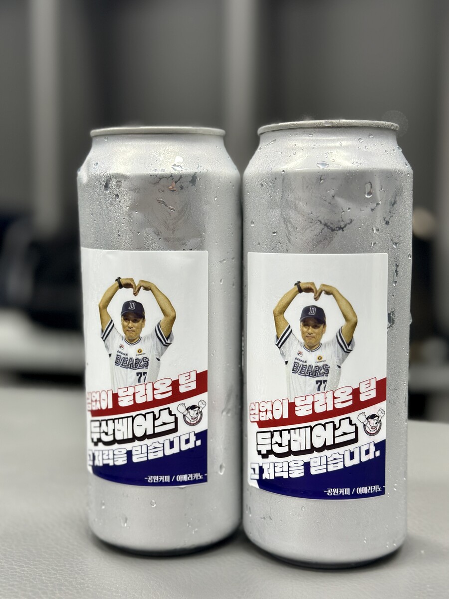 ▲ 격려 커피를 선수단에 돌린 이승엽 감독 ⓒ 두산 베어스