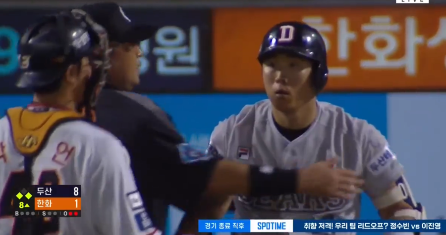 ▲ 사구에 화난 허경민 ⓒ SPOTV 중계 화면 캡처