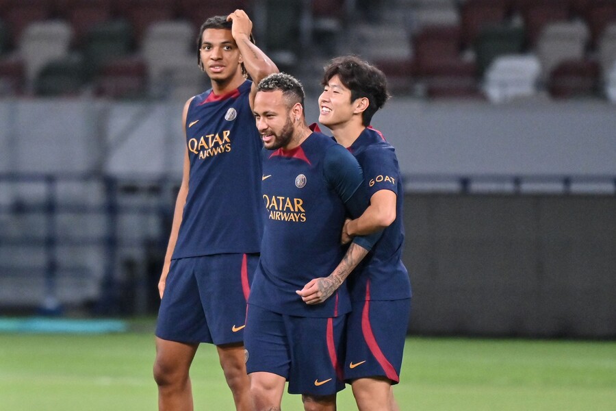 ▲ 이강인과 PSG 선수들 ⓒ연합뉴스/AP