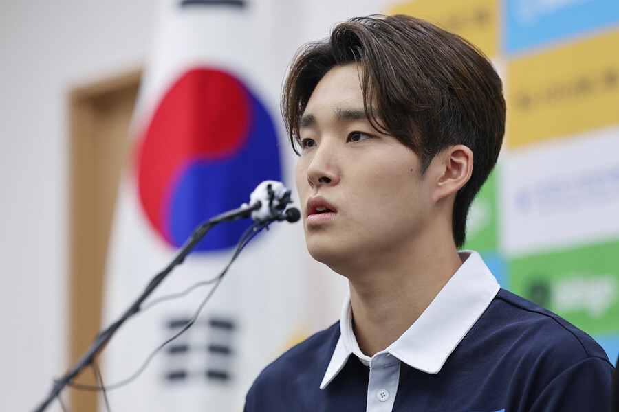 ▲ 김우민이 대한수영연맹 미디어데이에서 취재진들의 질문에 답변하고 있다. ⓒ연합뉴스