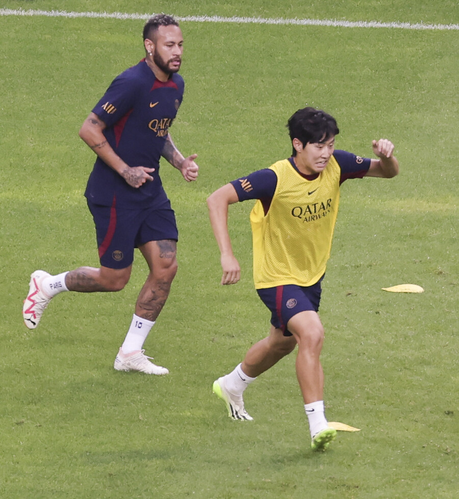 ▲ 이강인(오른쪽)이 2일 부산에서 PSG 팀 훈련을 하고 있다 ⓒ연합뉴스