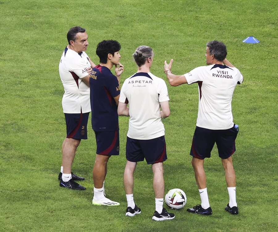 ▲ 이강인(가운데)와 대화하는 엔리케 감독과 PSG 코칭 스태프 ⓒ연합뉴스