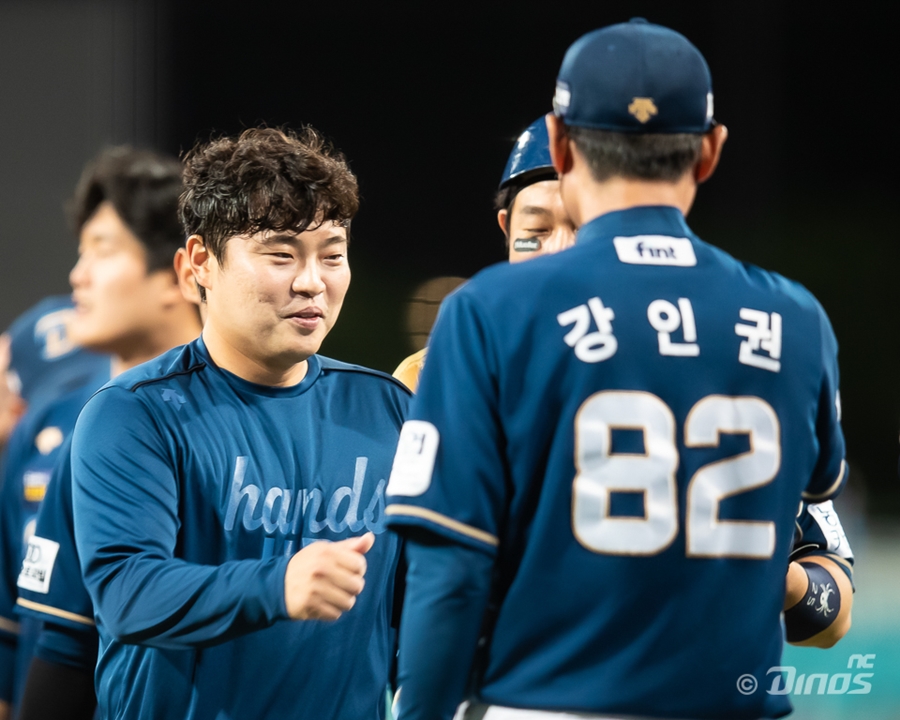 ▲ 권희동(왼쪽)과 강인권 감독 ⓒNC 다이노스