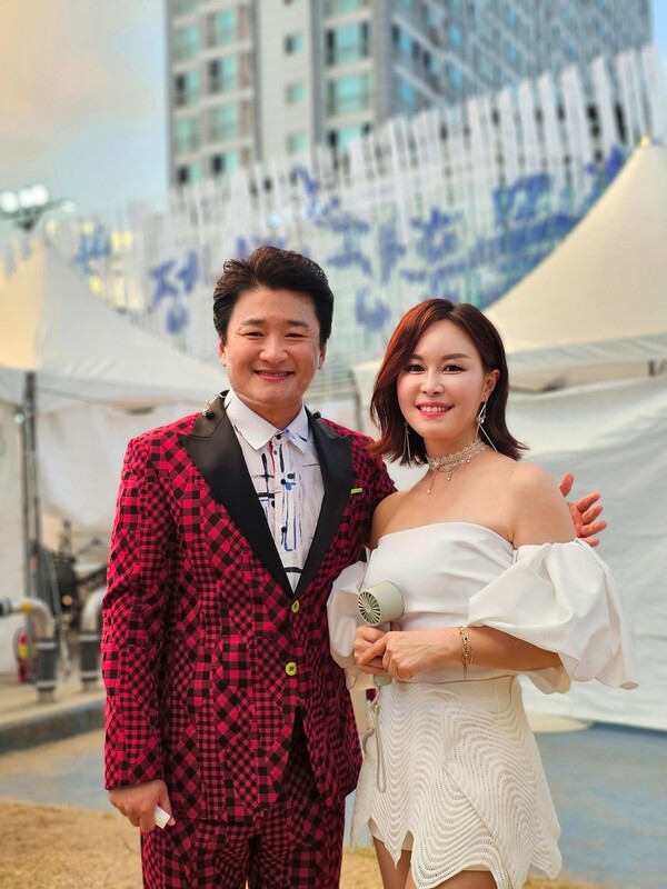 현진우·진이랑, 다정한 오누이였나…장훙 물축제제 비하인드 사진 공개