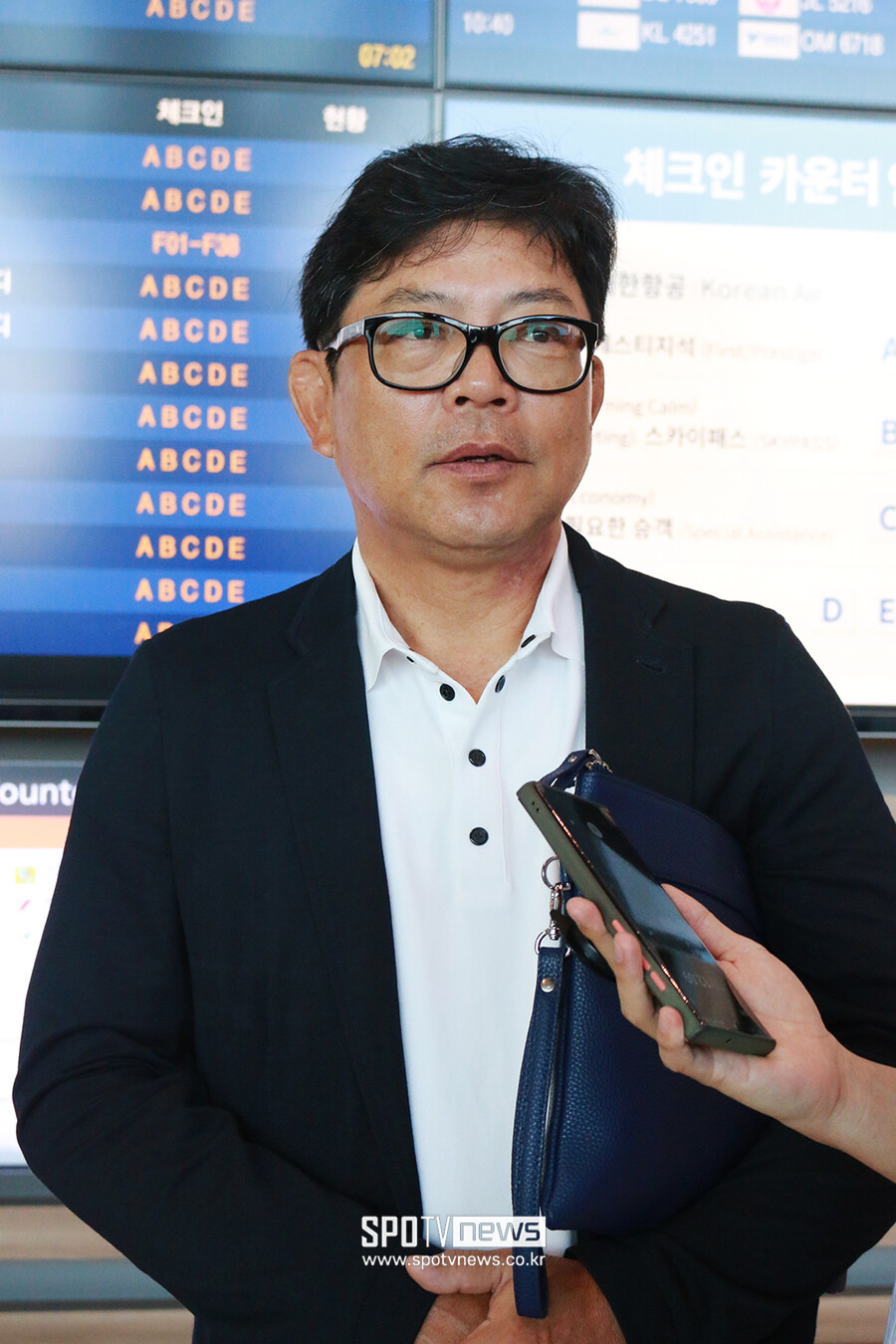 ▲ 출국 전 인터뷰에 나선 양상문 여자야구 대표팀 감독. ⓒ인천국제공항, 이교덕 기자