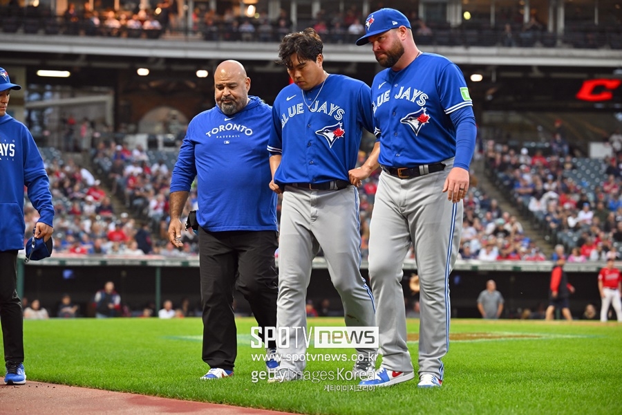 ▲ 류현진(가운데)과 존 슈나이더 감독(오른쪽). 다행히 몸 상태에는 큰 문제가 없었다.
