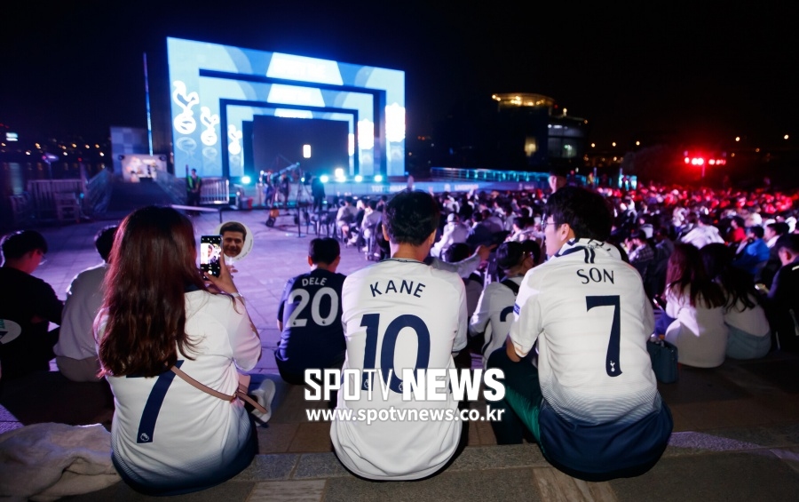 ▲ 지난 2019-20 시즌 유럽축구연맹 챔피언스리그 토트넘-리버풀 결승 파티가 열렸던 세빛섬, 팬들이 생중계를 관전했다. ⓒ스포티비뉴스DB