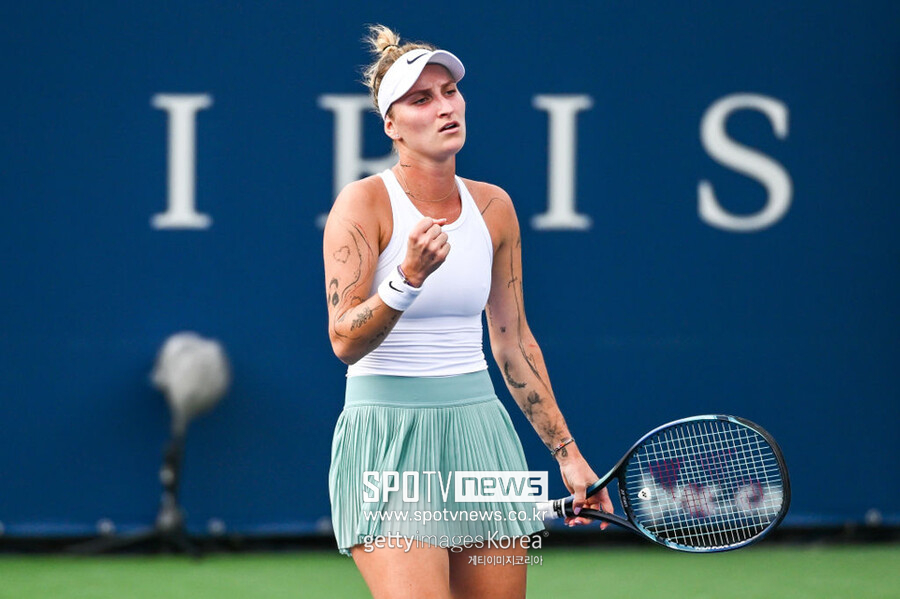▲ 마르케타 본드로우쇼바가 2023 WTA 투어 내셔널뱅크 오픈 2회전에서 득점을 올린 뒤 주먹을 불끈 쥐고 있다.