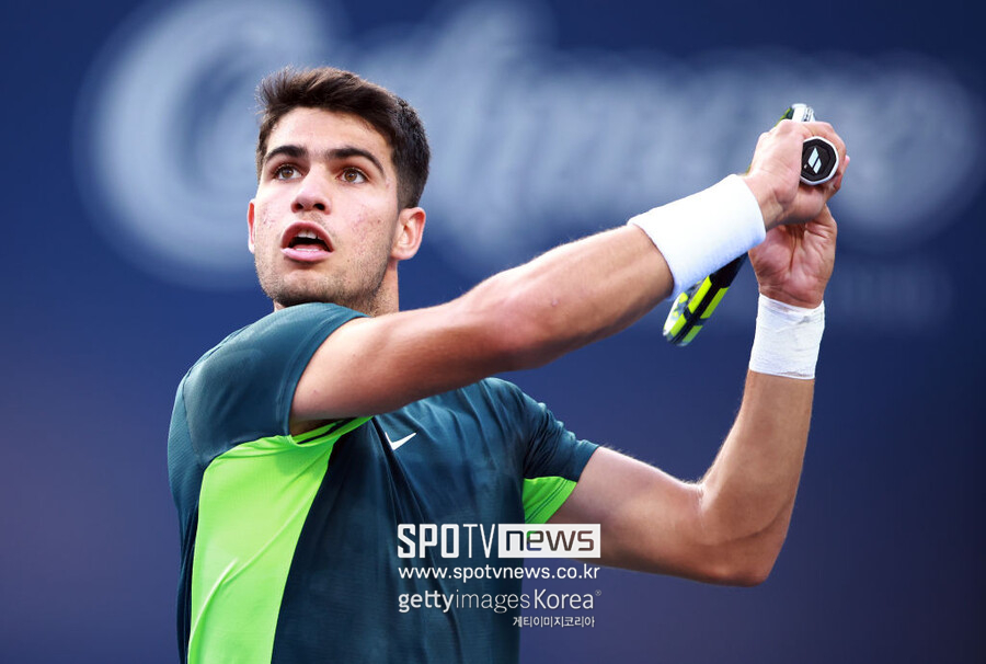 ▲ 카를로스 알카라스가 2023 ATP 투어 내셔널뱅크 오픈 단식 2회전에서 경기를 펼치고 있다.