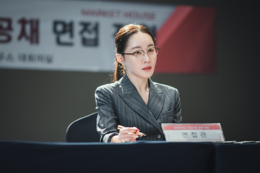 '잔혹한 인턴' 엄지원, '독기 가득' 커리어 우먼 포스 탑재 완료