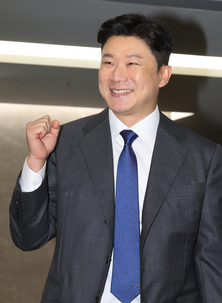 ▲ 진종오가 IOC선수위원 후보자 면접을 보기 위해 면접 대기실로 들어서기 전 파이팅을 외치고 있다. ⓒ연합뉴스