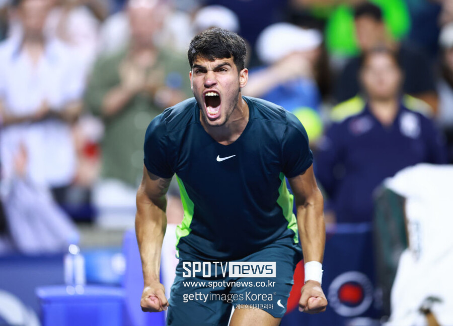 ▲ 2023 ATP 투어 내셔널뱅크 오픈 단식 16강전에서 짜릿한 역전승을 거둔 카를로스 알카라스가 포효하고 있다.