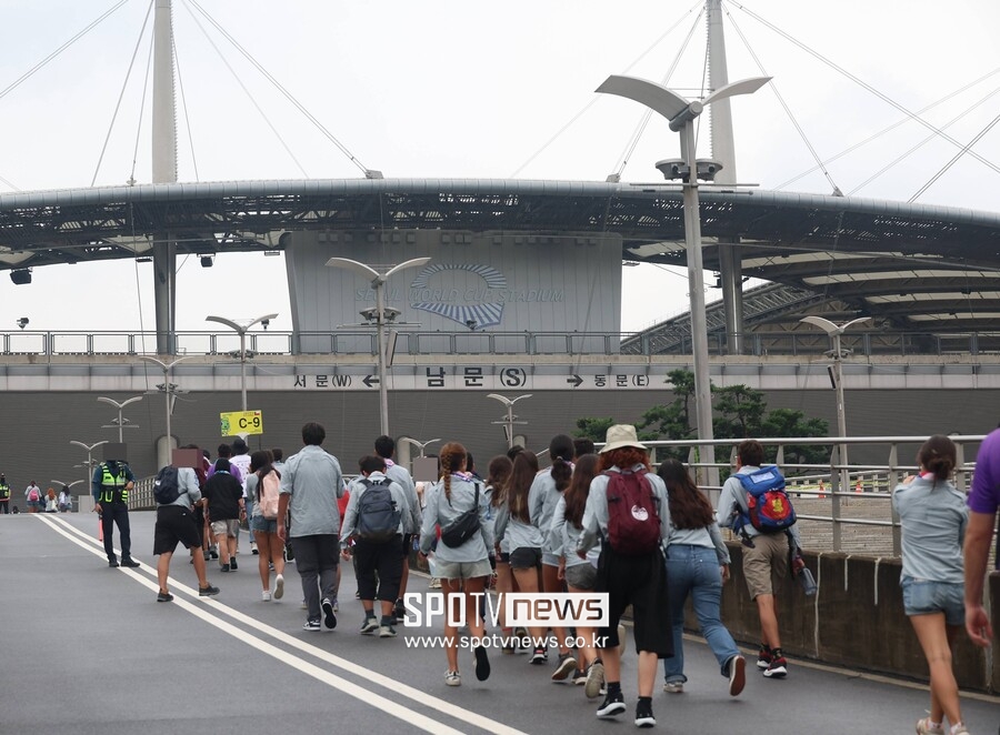 '잼버리 K팝 콘서트' 열리는 상암…대원들 밝은 얼굴 도착→도로 통제