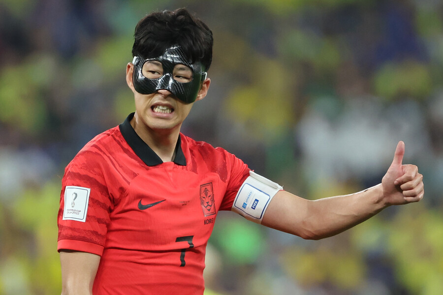 ▲ 손흥민은 2022 카타르 월드컵에서 안면 보호 마스크를 착용하고 뛰며 16강 진출에 기여했다. ⓒ연합뉴스