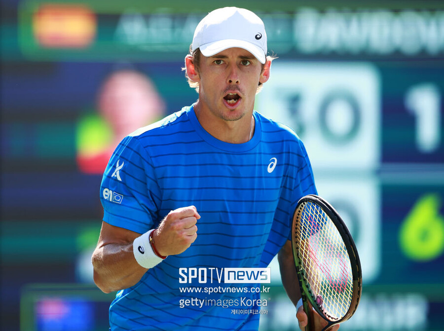 ▲ 알렉스 드 미노어가 2023 ATP 투어 내셔널뱅크 오픈 단식 준결승전에서 득점을 올린 뒤 주먹을 불끈 쥐고 있다.