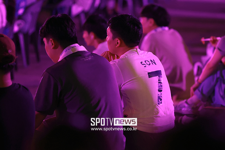 "캡틴 기념 찰칵 세리머니 더 보여주세요"…늦은 밤, 한강에서도 손흥민에 열광했다