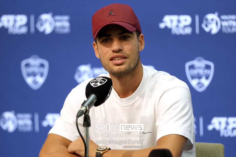 ▲ 카를로스 알카라스가 2023 ATP 투어 웨스턴 앤 서던 오픈을 앞두고 기자회견에서 질문에 답변하고 있다.