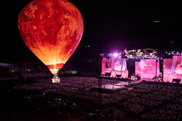 ▲ 지난 9월 아이유 콘서트 '더 골든 아워 : 오렌지 태양 아래' 현장. 영화 '아이유 콘서트 : 더 골든 아워' 포스터로 16일 공개됐다. 제공|이담엔터테인먼트