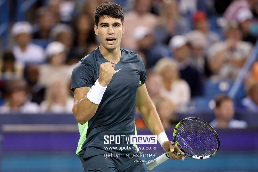 ▲ 카를로스 알카라스가 2023 ATP 투어 웨스턴 앤 서던 오픈 단식 2회전에서 득점을 올린 뒤 주먹을 불끈 쥐고 있다.