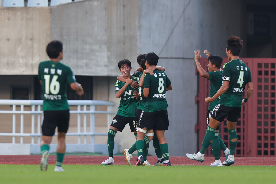 ▲ 전북 현대 B팀과 영생고 선수들이 네덜란드 PSV 에인트호번 주최 국제 대회에 나선다. ⓒ전북 현대