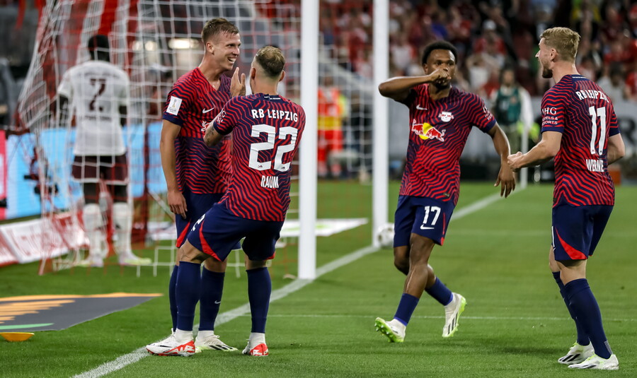 ▲ 토마스 투헬 뮌헨 감독은 시즌 시작 전부터 답답함을 감추지 못했다. 김민재, 해리 케인을 영입했지만, 마누엘 노이어 골키퍼의 장기 부상은 악재다. 라이프치히에도 슈퍼컵을 내줬다. ⓒ연합뉴스/AP/EPA/REURTES