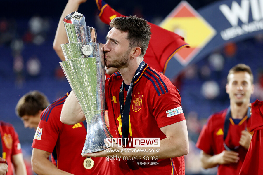 ▲ 아이메릭 라포르트는 지난 시즌 스페인 국가대표팀에서 UEFA 네이션스리그 우승 트로피를 들어올렸다.