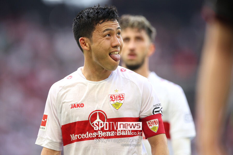 ▲ VfB 슈트트가르트 주장 엔도 와타루가 리버풀 유니폼을 입는다.