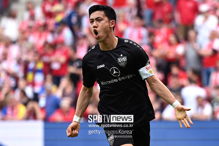 ▲ VfB 슈트트가르트 주장 엔도 와타루가 리버풀 유니폼을 입는다.