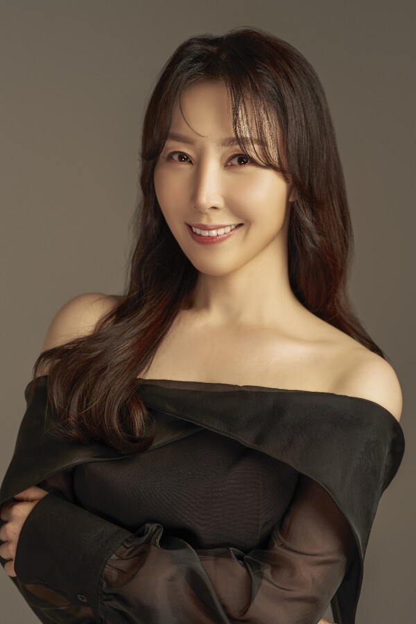 정윤희, 본명 방윤희로 신곡 ‘정 많던 그 시절’ 발표… 건전가요풍 트로트