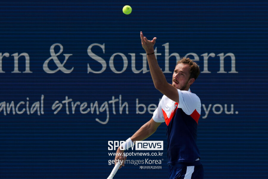 ▲ 다닐 메드베데프가 2023 ATP 투어 웨스턴 앤 서던 오픈 단식 2회전에서 서브를 구사하고 있다.