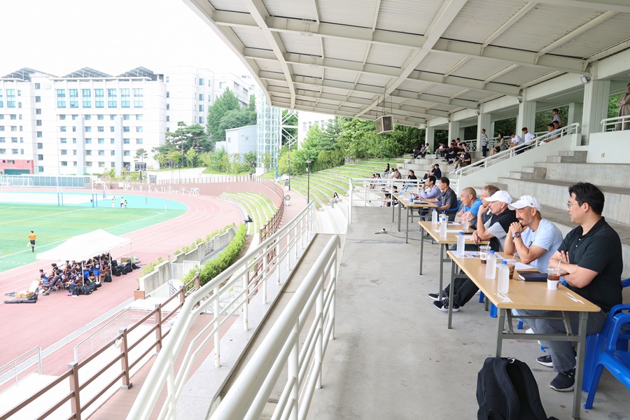 ▲ U리그 관전한 클린스만 감독 ⓒ 대한축구협회