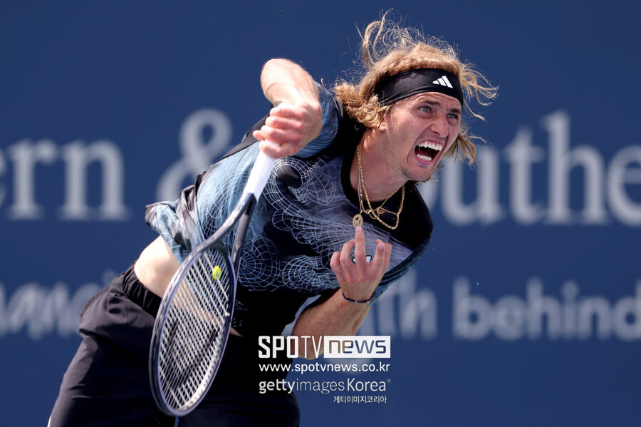 ▲ 알렉산더 츠베레프가 2023 ATP 투어 웨스턴 앤 서던 오픈 단식 16강전에서 서브를 구사하고 있다.