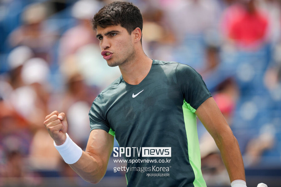 ▲ 카를로스 알카라스가 2023 ATP 투어 웨스턴 앤 서던 오픈 단식 16강전에서 득점을 올린 뒤 주먹을 불끈 쥐고 있다.