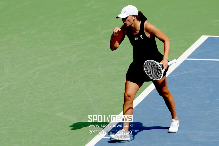 ▲ 이가 시비옹테크가 WTA 투어 웨스턴 앤 서던 오픈 단식 16강전에서 득점을 올린 뒤 주먹을 불끈 쥐고 있다.