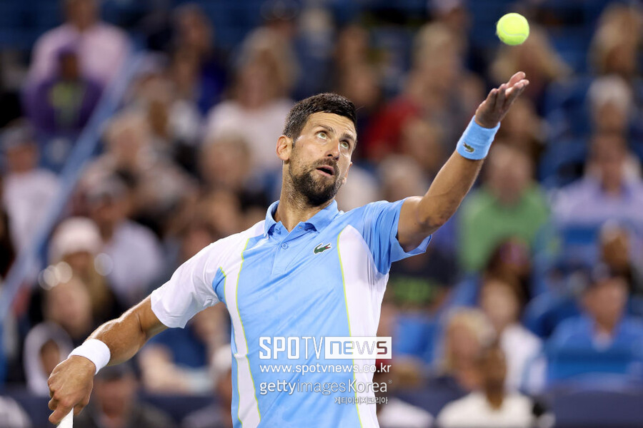 ▲ 노바크 조코비치가 2023 ATP 투어 웨스턴 앤 서던 오픈 단식 16강전에서 서브를 구사하고 있다.