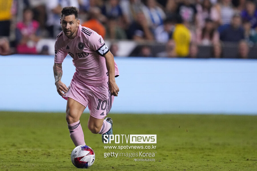 메시 36살에 '축구계 MVP' 노린다…홀란과 각축