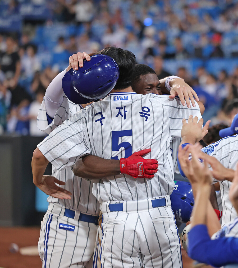 ▲구자욱과 호세 피렐라가 포옹하고 있다. ⓒ삼성 라이온즈