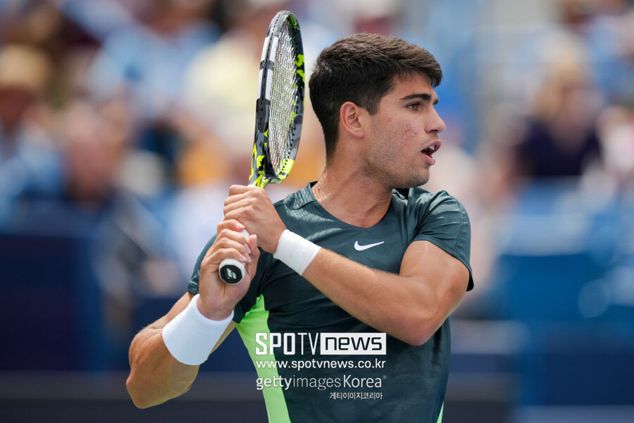 ▲ 카를로스 알카라스가 2023 ATP 투어 웨스턴 앤 서던 오픈에서 경기를 펼치고 있다.