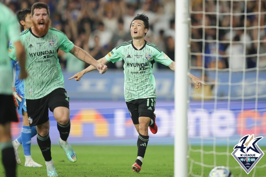 ▲ 울산 현대는 3만 관중 앞에서 전북 현대를 엄원상의 결승골로 1-0으로 이겼다. 수원FC도 윤빛가람의 결승골로 강원FC에 2-1 역전승을 거뒀다. ⓒ한국프로축구연맹