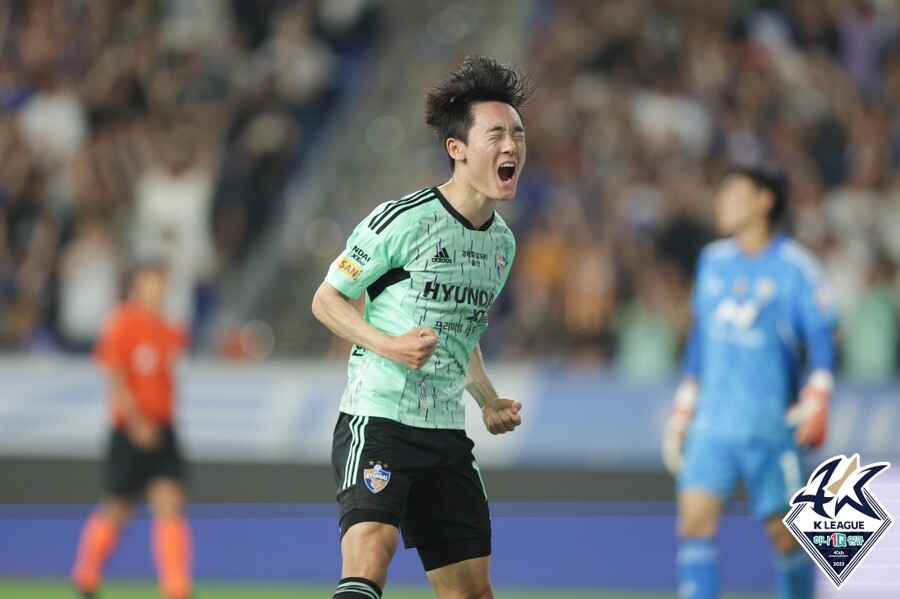 ▲ 울산 현대는 3만 관중 앞에서 전북 현대를 엄원상의 결승골로 1-0으로 이겼다. 수원FC도 윤빛가람의 결승골로 강원FC에 2-1 역전승을 거뒀다. ⓒ한국프로축구연맹