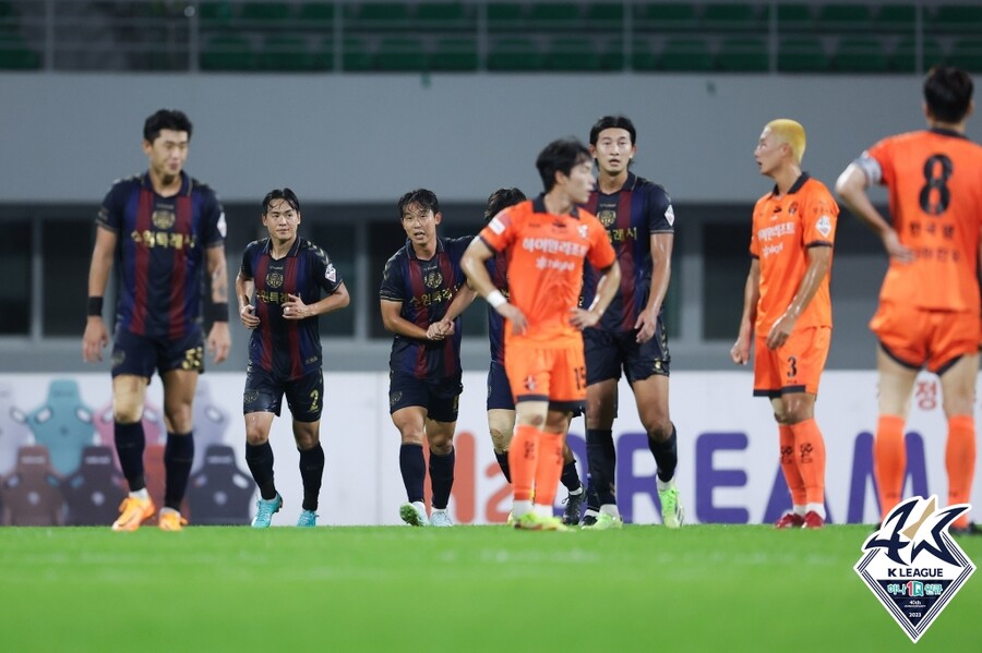 ▲ 울산 현대는 3만 관중 앞에서 전북 현대를 엄원상의 결승골로 1-0으로 이겼다. 수원FC도 윤빛가람의 결승골로 강원FC에 2-1 역전승을 거뒀다. ⓒ한국프로축구연맹