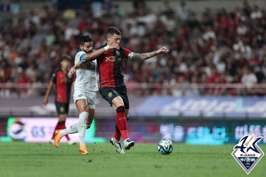 ▲ 2-2 무승부로 끝나자 안익수 감독 사퇴하라는 비판이 나왔다. ⓒ한국프로축구연맹